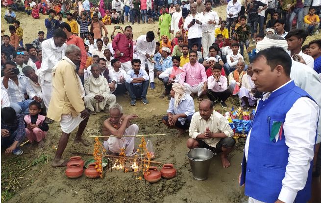 गंगा एवं बाबा अमर की पूजा करते  निषाद समुदाय के लोग