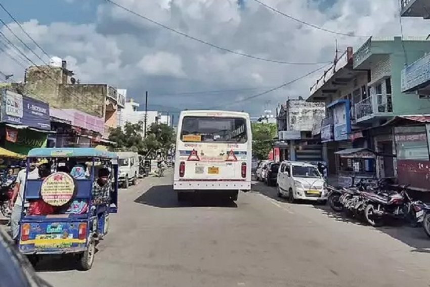 बस से कुचलकर यूपी के तीन लोगों की मौत