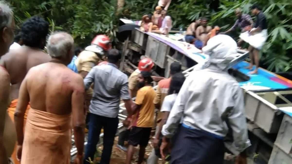 तीर्थयात्रियों से भरी बस खाई मे गिरी