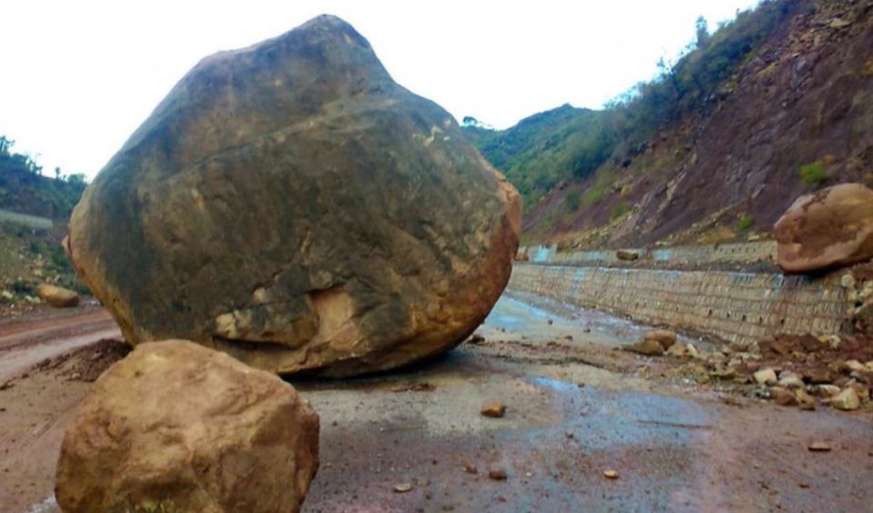 राष्ट्रीय राजमार्ग पर गिरा चट्टान