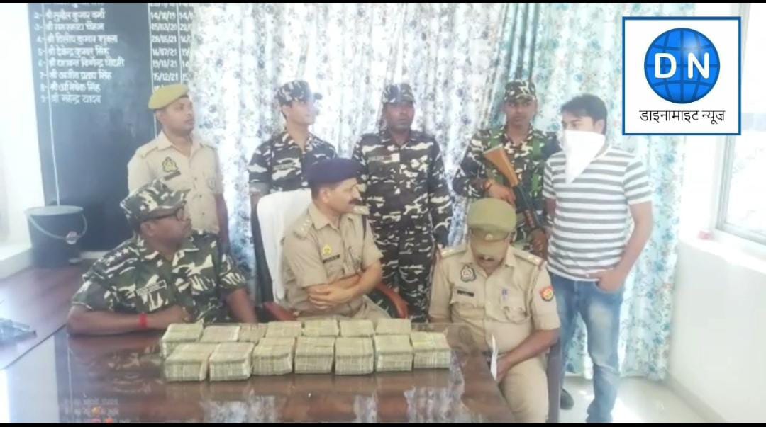 बरामद पैसों के साथ पुलिस