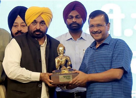 पंजाब में केजरीवाल और भगवंत मान ने शुरू की 'सीएम दी योगशाला'