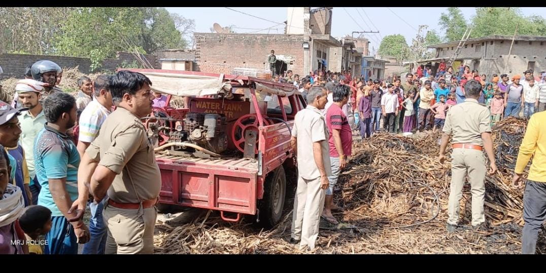 आग बुझाते लोग