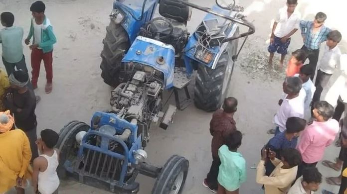 श्रद्धालुओं से भरी ट्रैक्टर-ट्रॉली नदी में गिरी