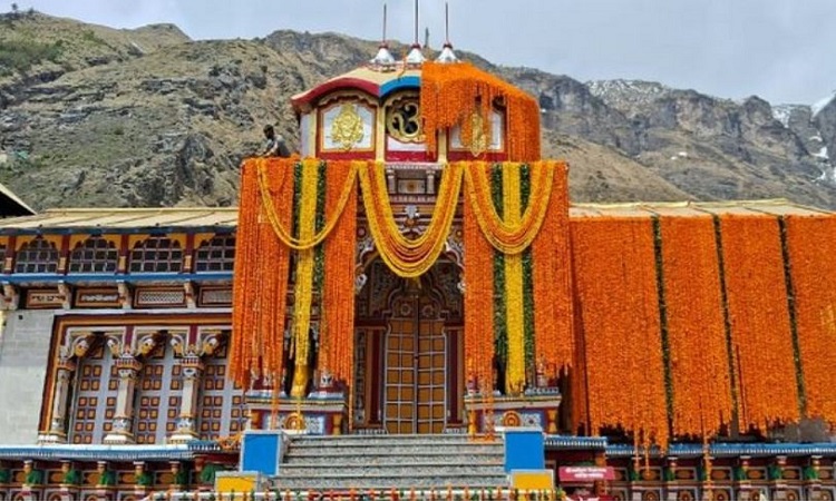 Shri Badrinath Dham decorated with 15 quintals flowers