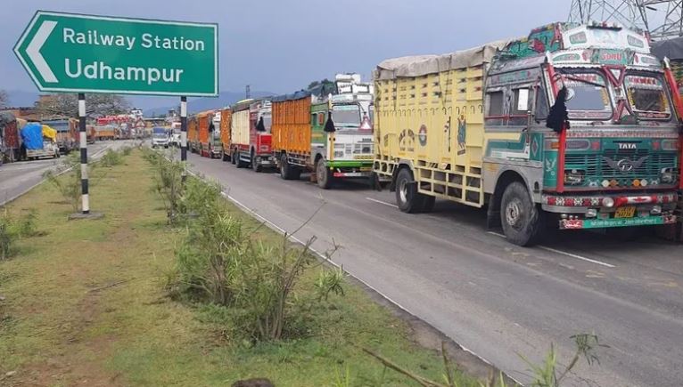 राजमार्ग पर लगी वाहनों की लंबी कतार