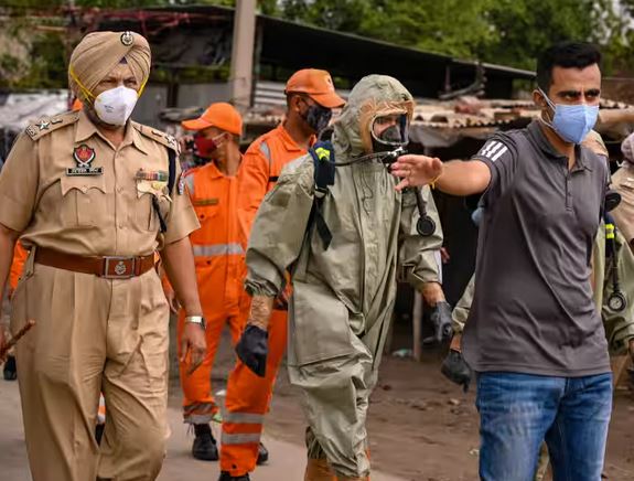 गैस रिसाव से ग्यारह लोगों की मौत