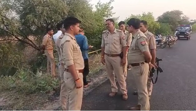 घटनास्थल पर जांच करती पुलिस