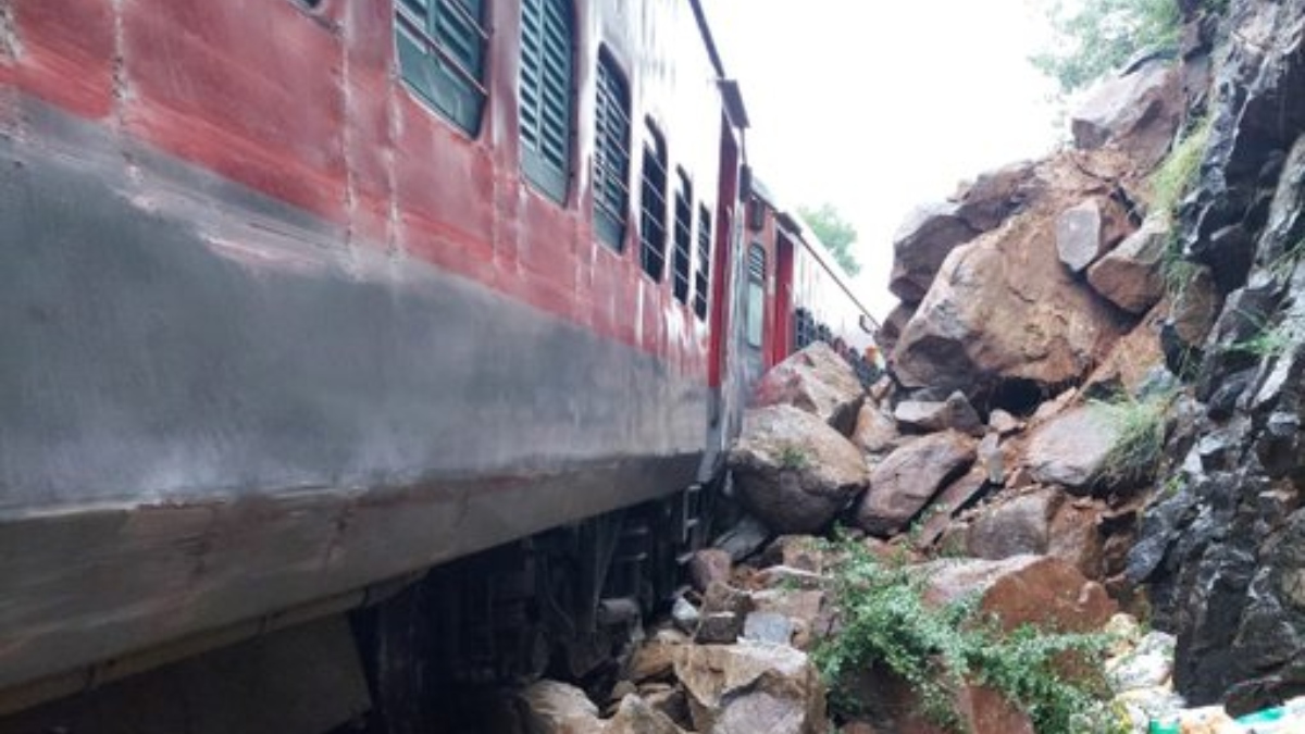 ट्रेन की बोगी पटरी से उतरी (फाइल)