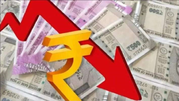 रुपया 15 पैसे की गिरावट के साथ 82.33 प्रति डॉलर पर