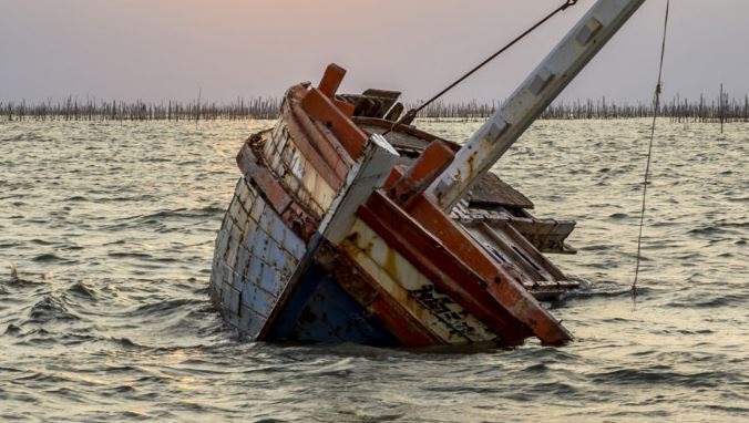 Chinese fishing vessel capsizes in Indian Ocean