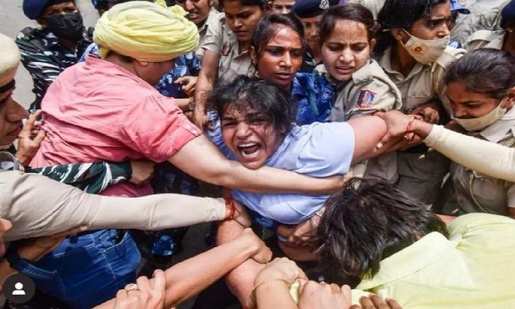 Wrestlers forcibly removed from Jantar Mantar