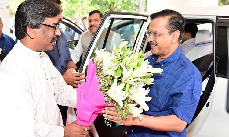 Delhi CM Arvind Kejriwal (Right) meets Jharkhand CM Hemant Soren in Ranchi