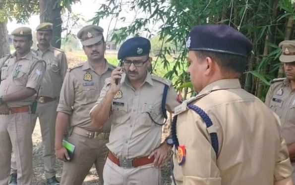 मौके पर जांच करते पुलिस अधिकारी।