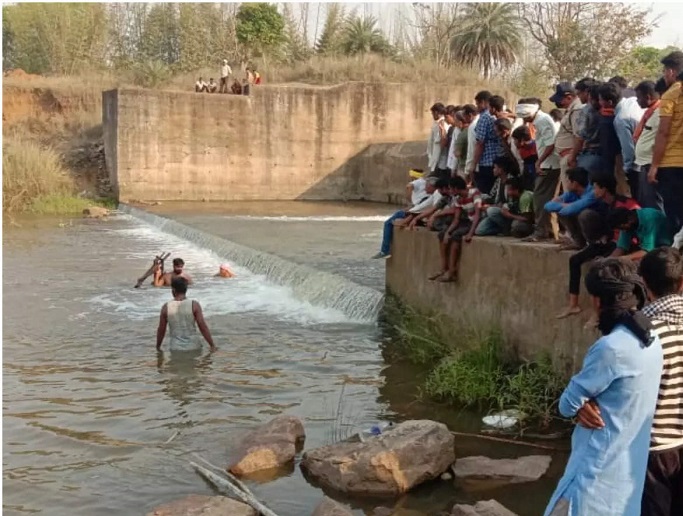 तीन लड़कों की नदी में डूबने से मौत