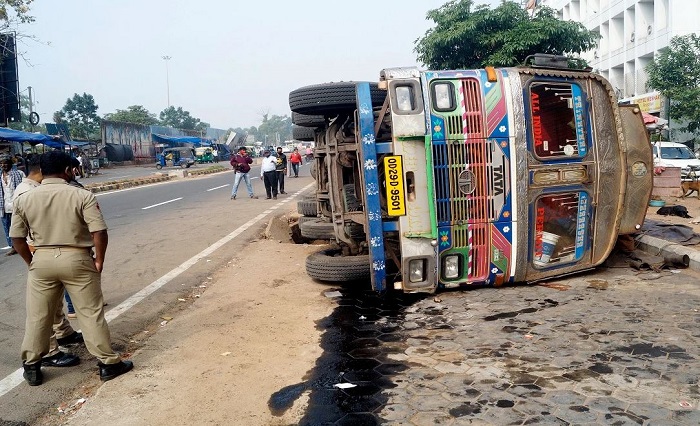 ट्रक एसयूवी पर  पलटा