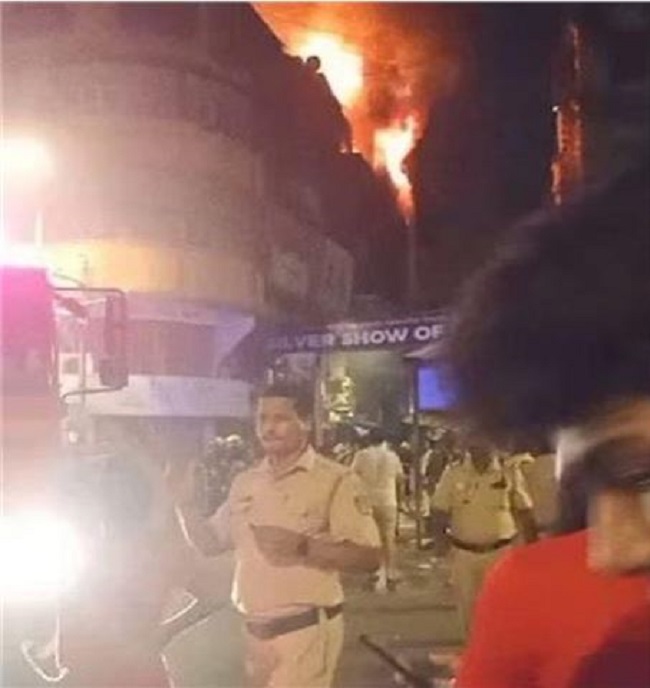 मुंबादेवी मंदिर के पास इमारत में लगी भीषण