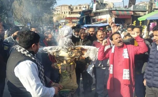 न्याय की मांग करते हुए राजमार्ग पर धरना दिया