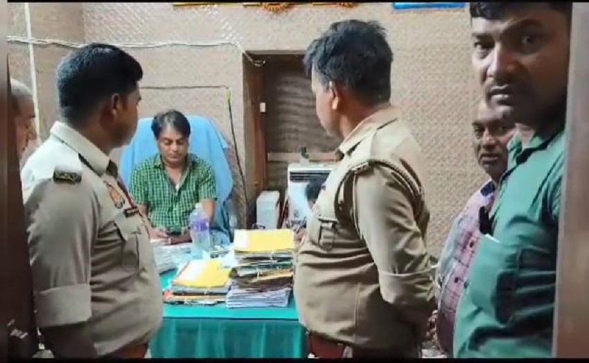 मारपीट के बाद रजिस्ट्री ऑफिस में जांच के लिये पहुंची पुलिस