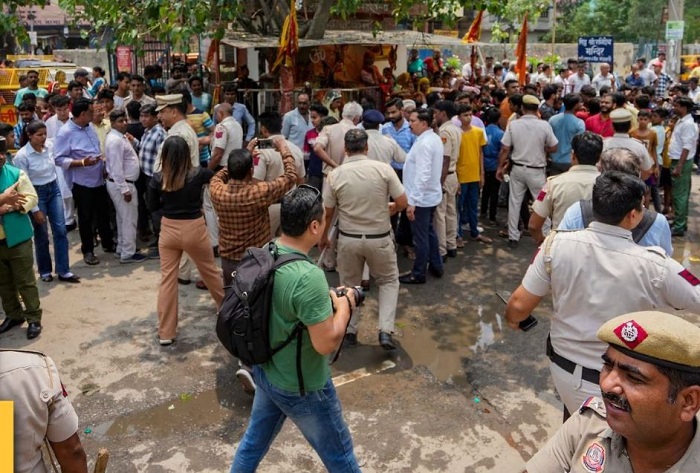 मंदिर के बाहर विरोध-प्रदर्शन