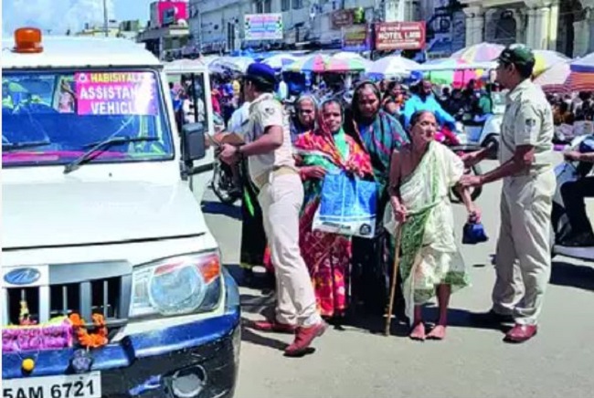 बुजुर्गों और दिव्यांग भक्तों के लिए 'देवदूत' बनी पुलिस