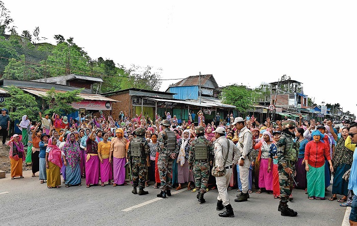 महिला कार्यकर्ता  मार्गों को अवरुद्ध कर रही