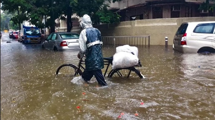 भारी बारिश के बाद निचले इलाकों में बाढ़ जैसे हालात