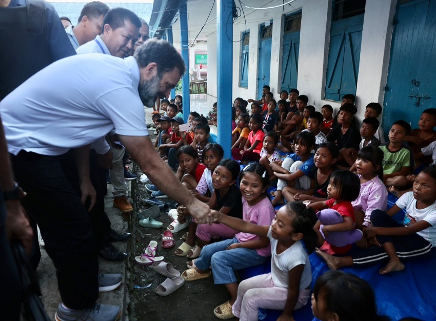 राहुल गांधी मणिपुर में बच्चों से मिलते हुए