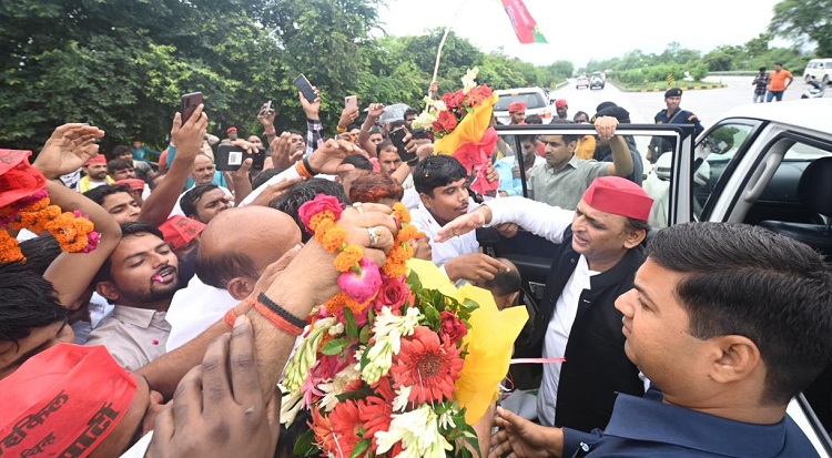 Several Party functionaries welcome SP Chief Akhilesh Yadav in Ayodhya