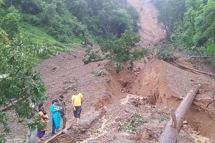 पिथौरागढ़ के चल गांव में बारिश से ट्रॉली बही