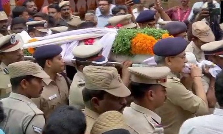 Top TN Police officers pay last respects to DIG Vijayakumar's mortal remains