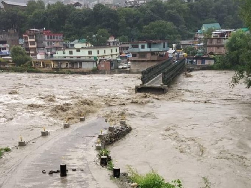 लगातार बारिश से जान-माल का भारी नुकसान