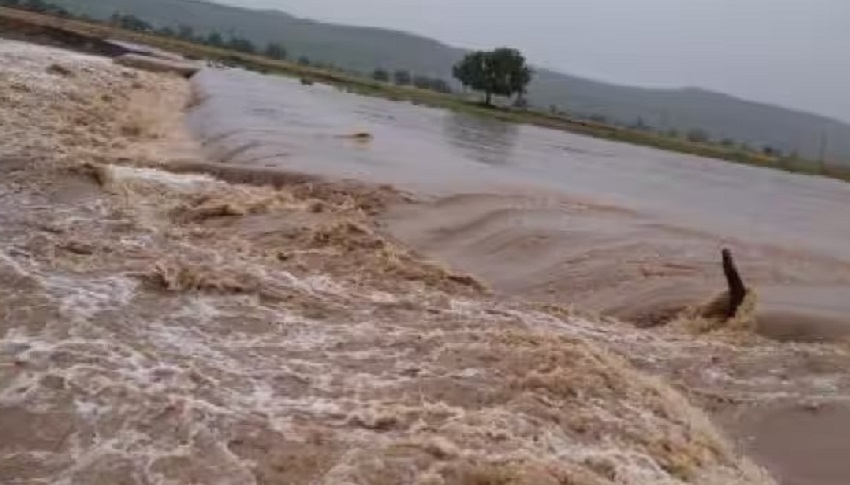 उफनती गंगा नदी में गिरी जीप