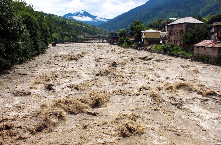 हिमाचल में भारी बारिश से नदी-नाले ऊफान पर