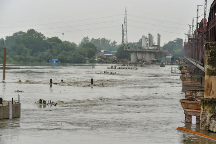 यमुना का स्तर और न बढ़े