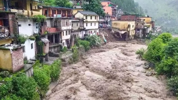 पर्यटकों को निकालने के प्रयास जारी