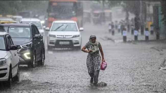 बारिश से जलमग्न इलाकों में लोगों की परेशानी बढ़ी