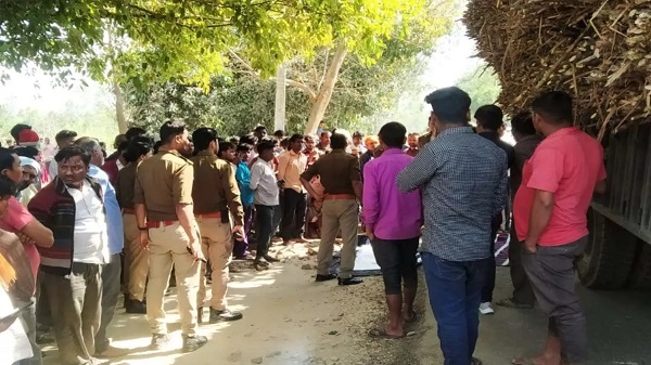 घटनास्थल पर जांच करती पुलिस