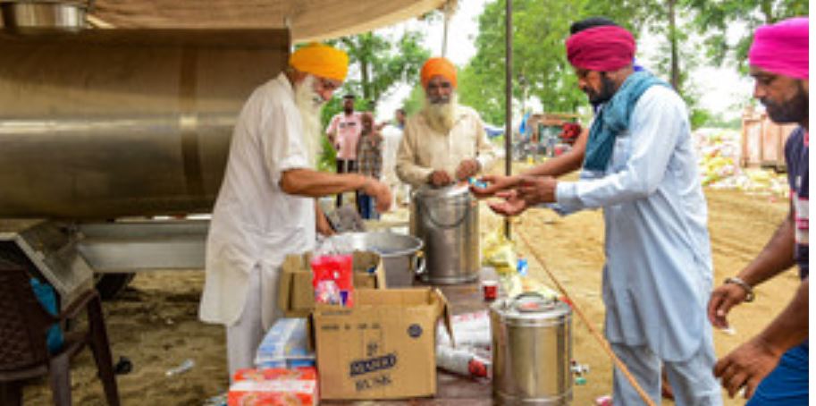 बांटी जा रही राहत सामग्री