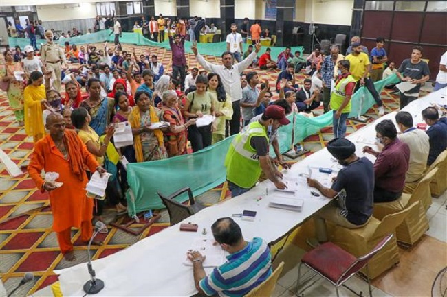 श्रद्धालु अमरनाथ गुफा के लिए रवाना