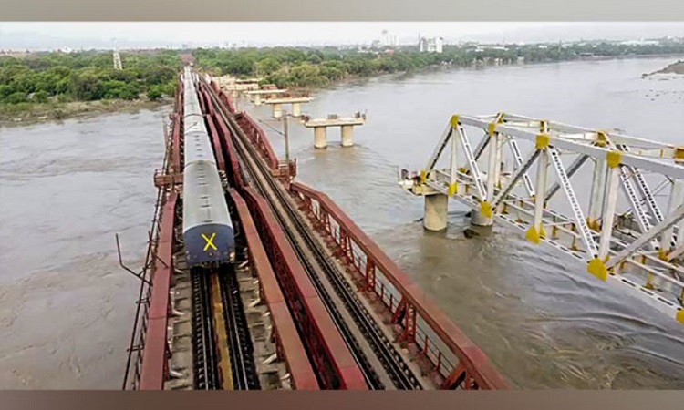 A view of the old Yamuna bridge in New Delhi