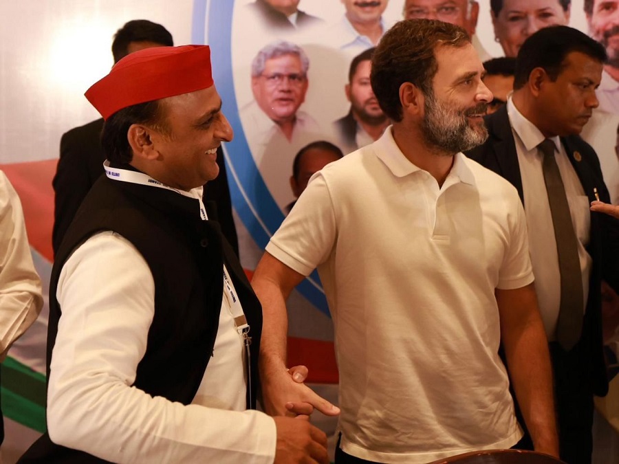 बेंगलुरु में अखिलेश यादव और राहुल गांधी