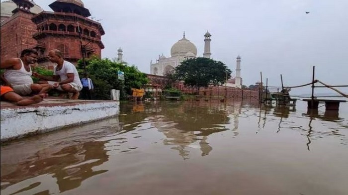 ताजमहल तक पहुंचा यमुना का पानी