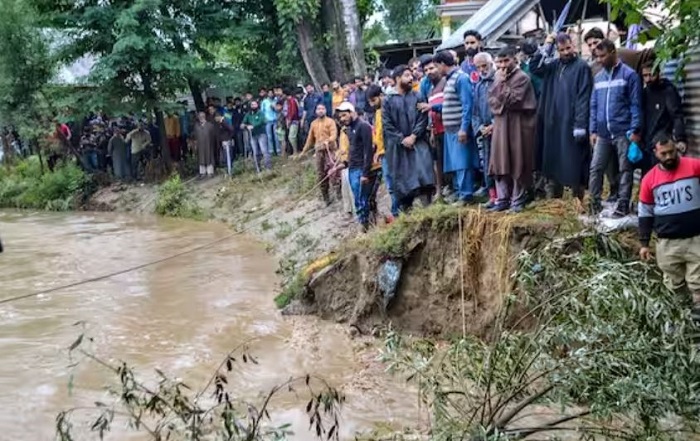 कई नदियां खतरे के निशान से ऊपर