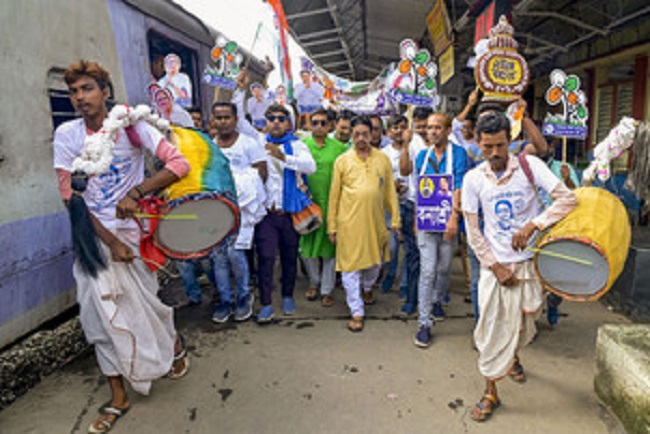 शहीद दिवस  रैली के लिए तृणमूल समर्थक उमड़ने लगे