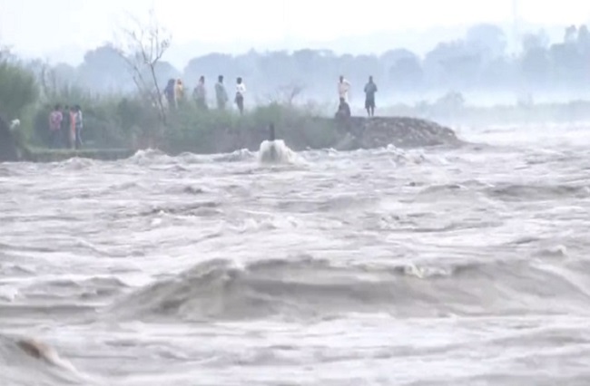 भारी बारिश के कारण चिनाब नदी में बाढ़ जैसे हालात