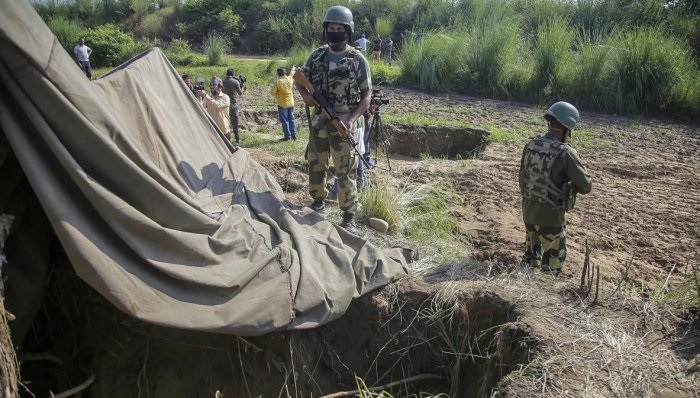 अंतरराष्ट्रीय सीमा के पास बारुदी सुरंग को नष्ट किया