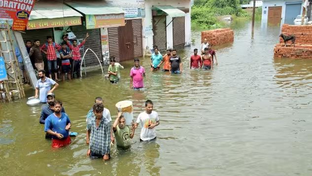 हिंडन में जलस्तर बढ़ने से कई कॉलोनियों में घुसा पानी