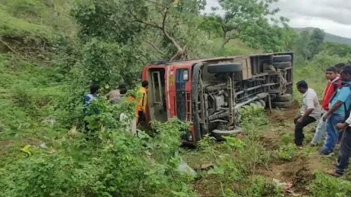 बुलढाणा के घाट खंड में बस पलटने से 10 यात्री घायल