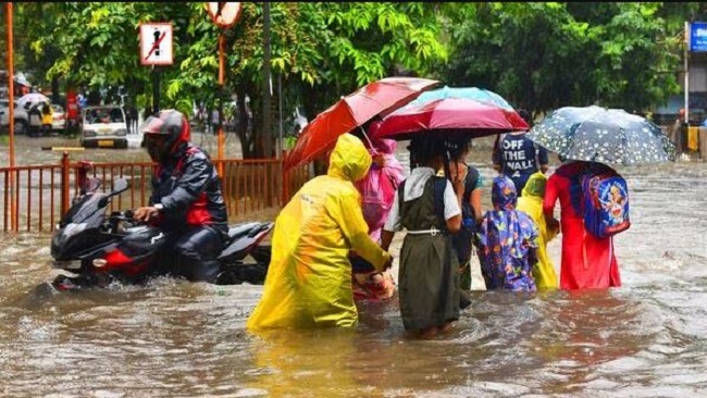 तेज बारिश और बाढ़ की स्थिति के कारण स्कूल बंद